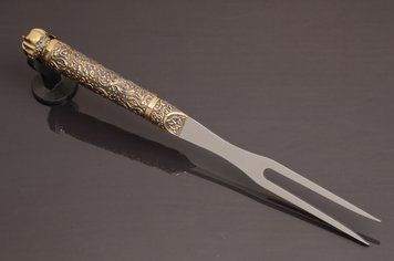 Узкая шашлычная вилка для мяса "Лоза" в кожаном чехле ПН0080 фото